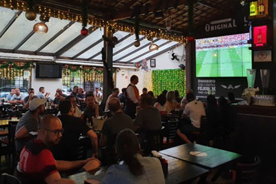 Esportes no telão do BAR Figueiras